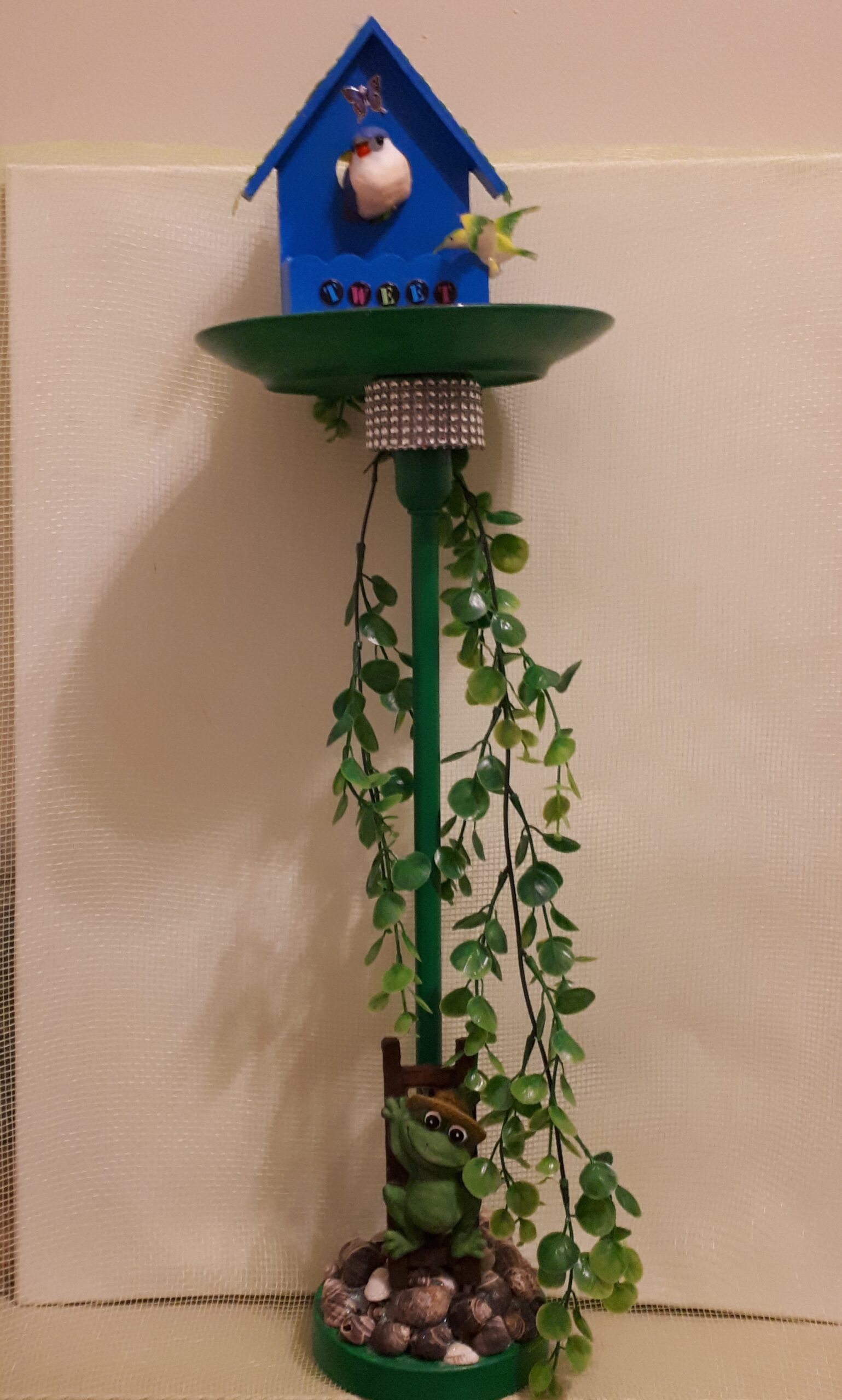 FRONT VIEW Tweet Stop Bird Feeder Decor