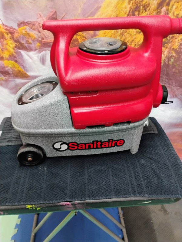 SANITAIRE CARPET CLEANER PIC 1